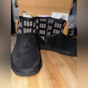 Classic Mini II UGG Print boots. Size 5,7,9 available